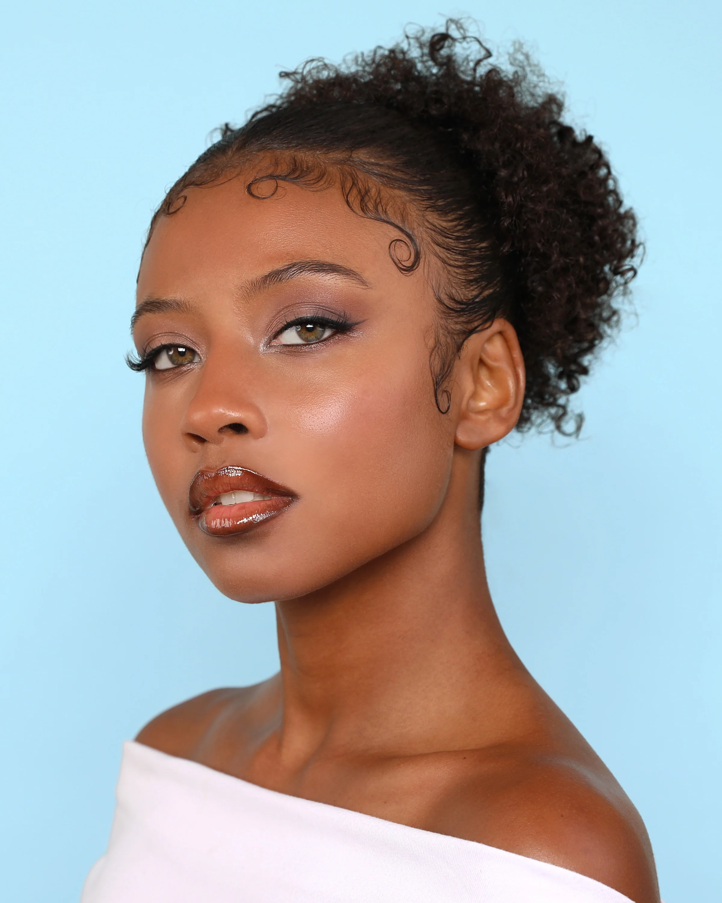 Lip Chic Shimmer Gloss (005, Sassy) - Image 3